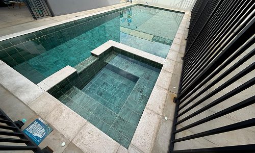 Piscina com spa elevado