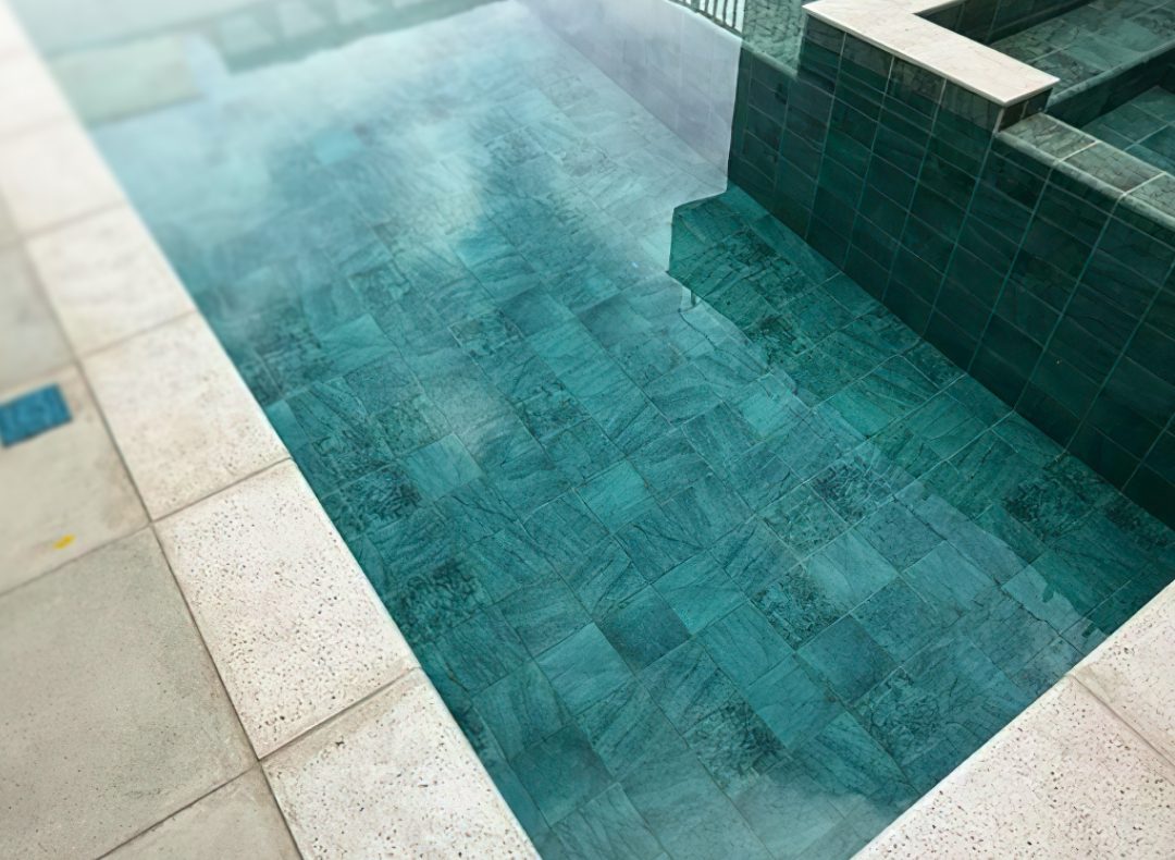 Piscina com água cristalina